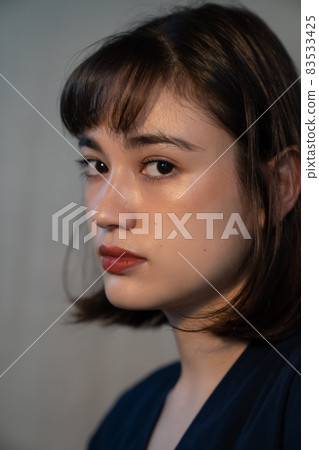 氣質別緻的女性肖像 83533425