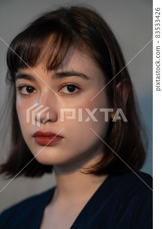 氣質別緻的女性肖像 83533426