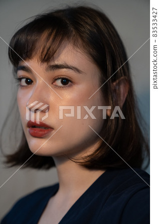 氣質別緻的女性肖像 83533427