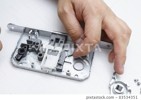 the master disassembles the door lock with a screwdriver 83534351