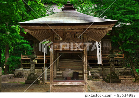 新綠橫倉寺香堂和正殿:岐阜 新綠橫倉寺香堂和正殿:岐阜 83534982