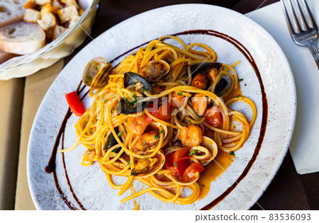 Italian spaghetti al Frutti di Mare Italian spaghetti al Frutti di Mare 83536093