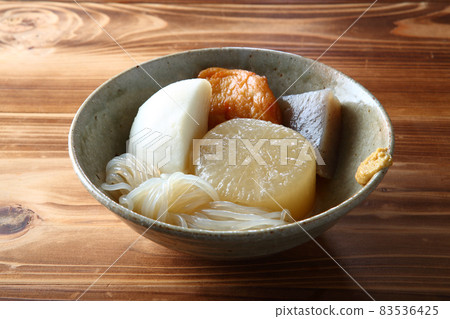 在板材木紋背景的關東煮 在板材木紋背景的關東煮 83536425