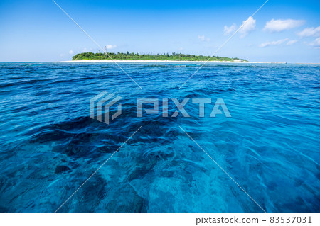 漂浮在美麗大海中的米娜島 83537031