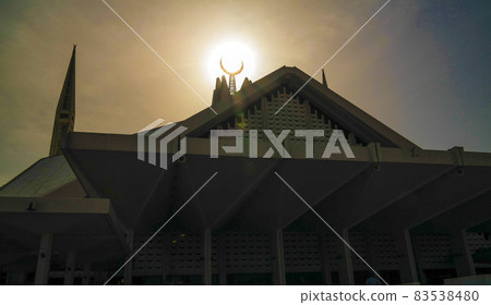 Contre-jour view Faisal Mosque in Islamabad capital of Pakistan 83538480