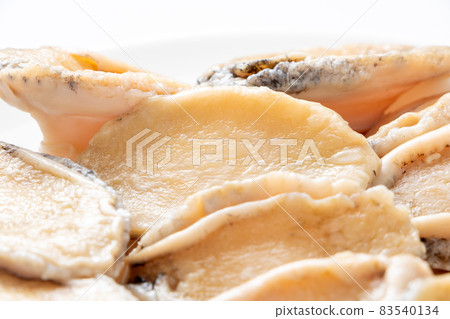鮑魚(國產蝦夷鮑魚) 去皮。 鮑魚(國產蝦夷鮑魚) 去皮。 83540134