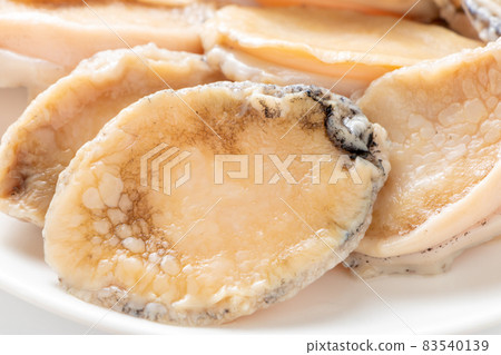 鮑魚(國產蝦夷鮑魚) 去皮。 鮑魚(國產蝦夷鮑魚) 去皮。 83540139