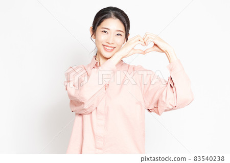 用手捏出心形來表達愛意的女人 83540238