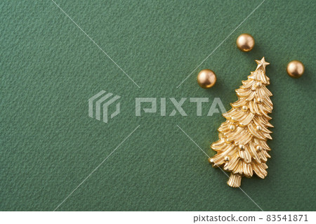 綠色背景的金色微型聖誕樹 83541871