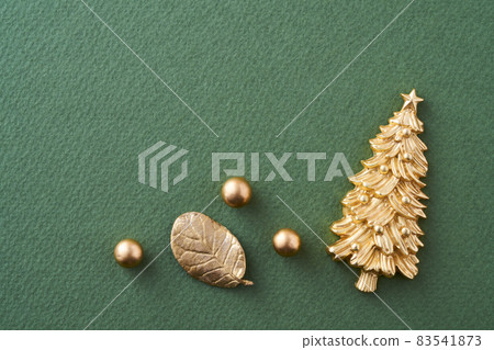 綠色背景的金色微型聖誕樹 83541873