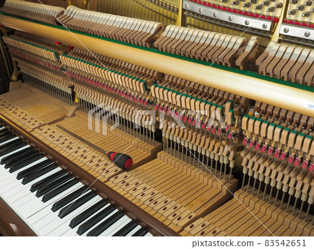 調音中的立式鋼琴 83542651