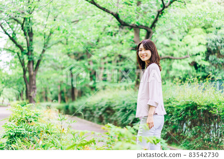 走在外面微笑的女商人 83542730