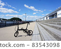 陽光明媚的海邊騎自行車 83543098