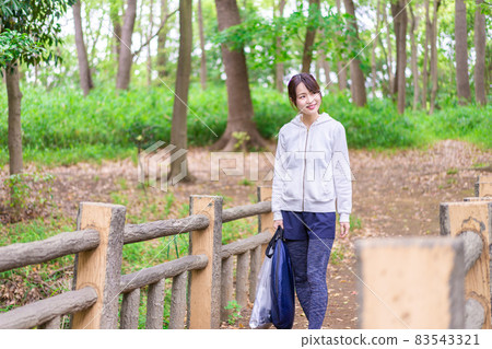 走在森林裡的山女孩 83543321
