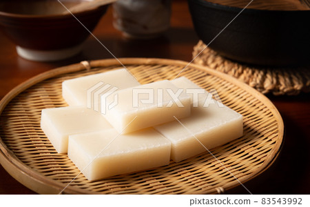 Kakumochi上有竹漏勺,chabudai上有方形的年糕,Kakumochi的東部,還有切好的年糕 Kakumochi上有竹漏勺,chabudai上有方形的年糕,Kakumochi的東部,還有切好的年糕 83543992