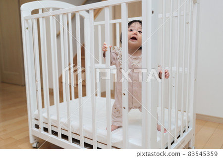 半歲女嬰站起來 83545359