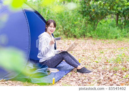 享受單人營地的年輕女子 享受單人營地的年輕女子 83545402