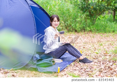 享受單人營地的年輕女子 享受單人營地的年輕女子 83545403