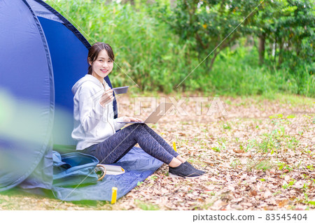 享受單人營地的年輕女子 享受單人營地的年輕女子 83545404