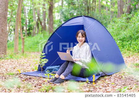 享受單人營地的年輕女子 享受單人營地的年輕女子 83545405