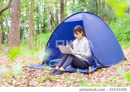 享受單人營地的年輕女子 享受單人營地的年輕女子 83545406