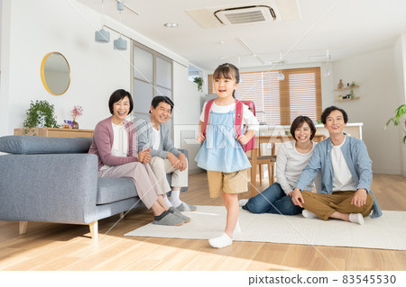 一個小學一年級的女孩，很高興讓她的祖父母買書包 83545530