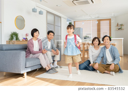 一個小學一年級的女孩,很高興讓她的祖父母買書包 一個小學一年級的女孩,很高興讓她的祖父母買書包 83545532