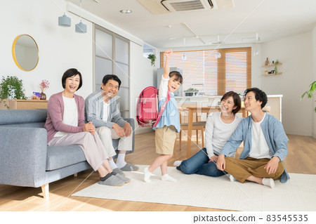 一個小學一年級的女孩,很高興讓她的祖父母買書包 一個小學一年級的女孩,很高興讓她的祖父母買書包 83545535