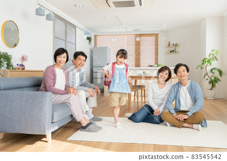 一個小學一年級的女孩,很高興讓她的祖父母買書包 一個小學一年級的女孩,很高興讓她的祖父母買書包 83545542