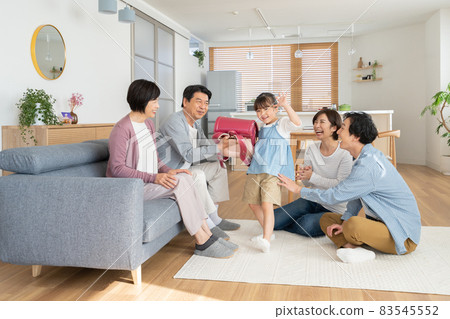 一個小學一年級的女孩，很高興讓她的祖父母買書包 83545552