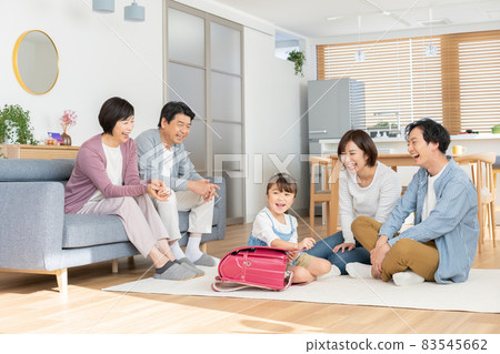 一個小學一年級的女孩,很高興讓她的祖父母買書包 一個小學一年級的女孩,很高興讓她的祖父母買書包 83545662