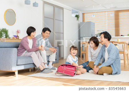 一個小學一年級的女孩,很高興讓她的祖父母買書包 一個小學一年級的女孩,很高興讓她的祖父母買書包 83545663