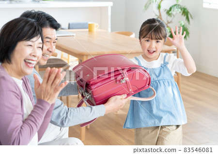 一個小學一年級的女孩，很高興讓她的祖父母買書包 83546081