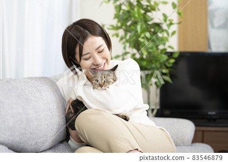 客廳裡有一隻貓的女人 客廳裡有一隻貓的女人 83546879