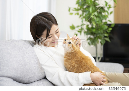 Woman with a cat in the living room 83546973