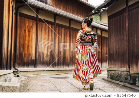 穿著和服的女人 (furisode) 在京都市內散步 83547540