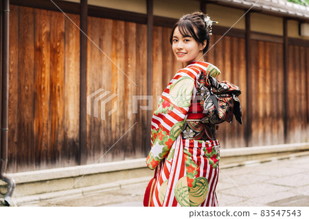 穿著和服的女人 (furisode) 在京都市內散步 83547543