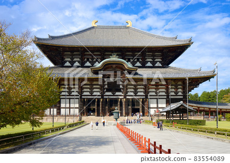 東大寺大佛殿和藍天 83554089