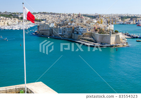 L-Isla peninsula, port and Grand Harbor of Valletta, Malta L-Isla peninsula, port and Grand Harbor of Valletta, Malta 83554323