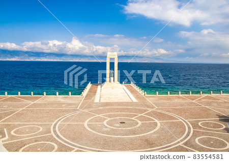 Athena goddess Statue, Reggio di Calabria, Southern Italy Athena goddess Statue, Reggio di Calabria, Southern Italy 83554581
