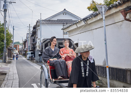 乘坐人力車遊覽日田市豆田町的年輕夫婦[攝影合作日田市觀光協會] 83554838