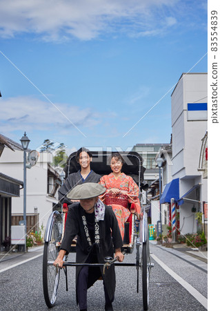 乘坐人力車遊覽日田市豆田町的年輕夫婦[攝影合作日田市觀光協會] 83554839