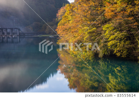 群馬縣中之條町秋天的志摩湖 群馬縣中之條町秋天的志摩湖 83555614