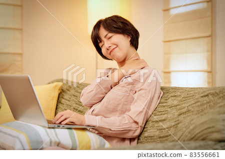 Young woman looking at a computer on the sofa 83556661