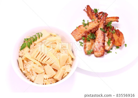 竹筍菜、竹筍飯、烤竹筍配黃油和醬油,明亮的背景 竹筍菜、竹筍飯、烤竹筍配黃油和醬油,明亮的背景 83556916