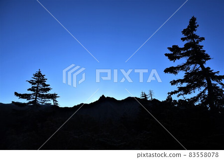 黎明剪影山 83558078