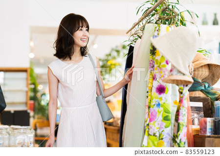 Women shopping shopping lifestyle casual Women shopping shopping lifestyle casual 83559123