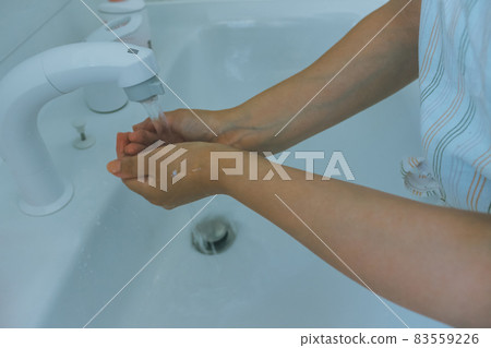 家庭主婦的洗手 83559226
