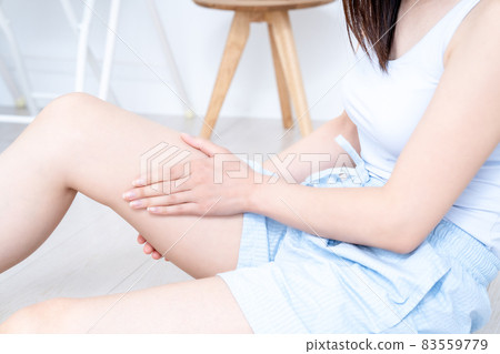 Women who care for thigh skin [Parts cut] 83559779