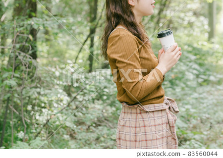 一個喝咖啡被大自然包圍的女人,一個在大自然中休息的人 一個喝咖啡被大自然包圍的女人,一個在大自然中休息的人 83560044